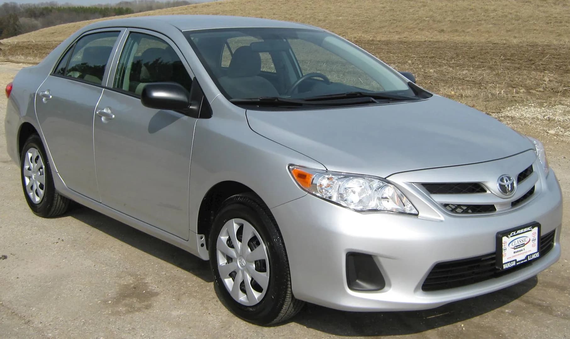 Toyota Corolla Sedan - Silver - Thumbnail 3